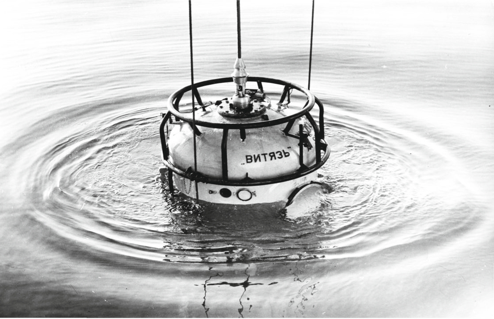 Спуск водолазного колокола с борта научно-исследовательского судна «Витязь». Атлантический океан, 1982 г.